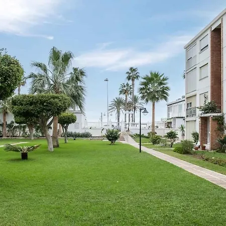 Apartment Garden And Pool In Next To The